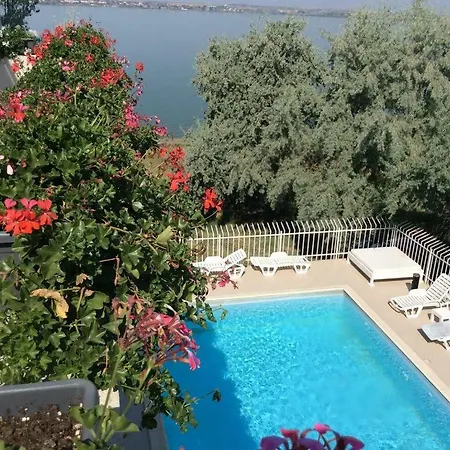 Ella Lake Deluxe Rent Mamaia